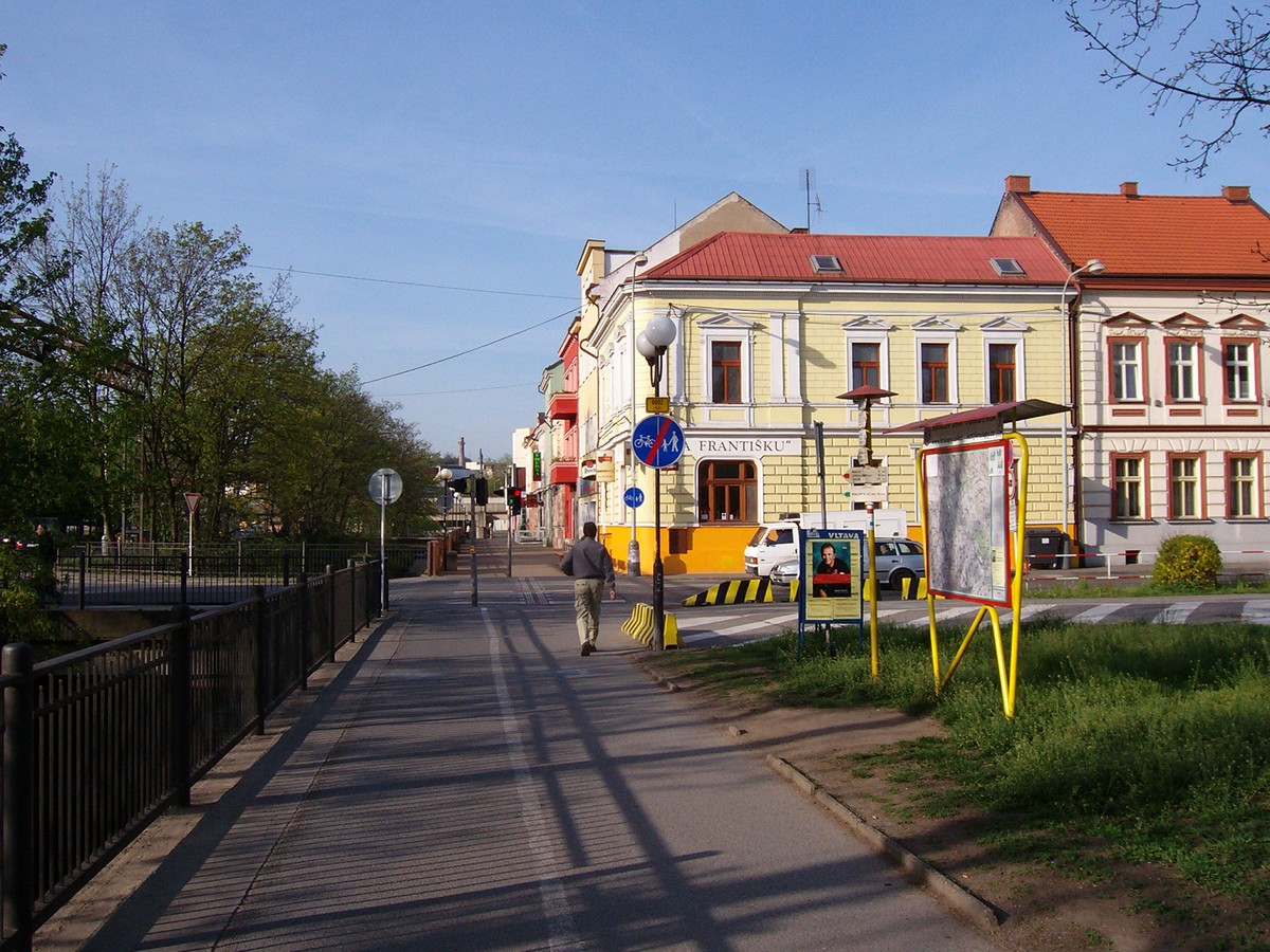 Na Františku, cyklostezka a rozcestí turistických tras