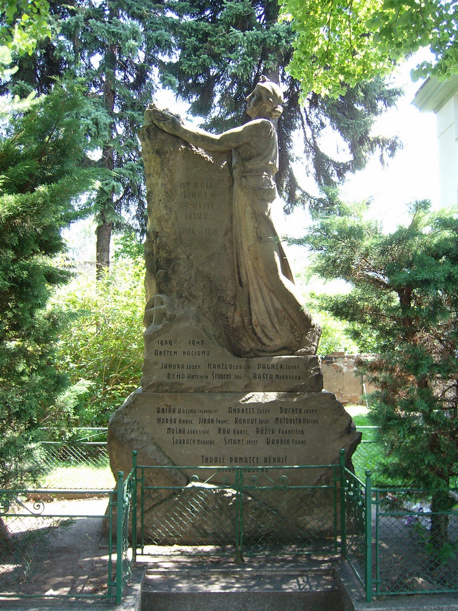 Pomník padlých u bývalé školy