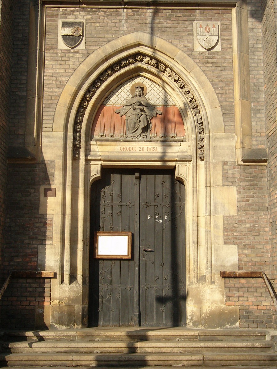 Vstupní portál kralupského kostela