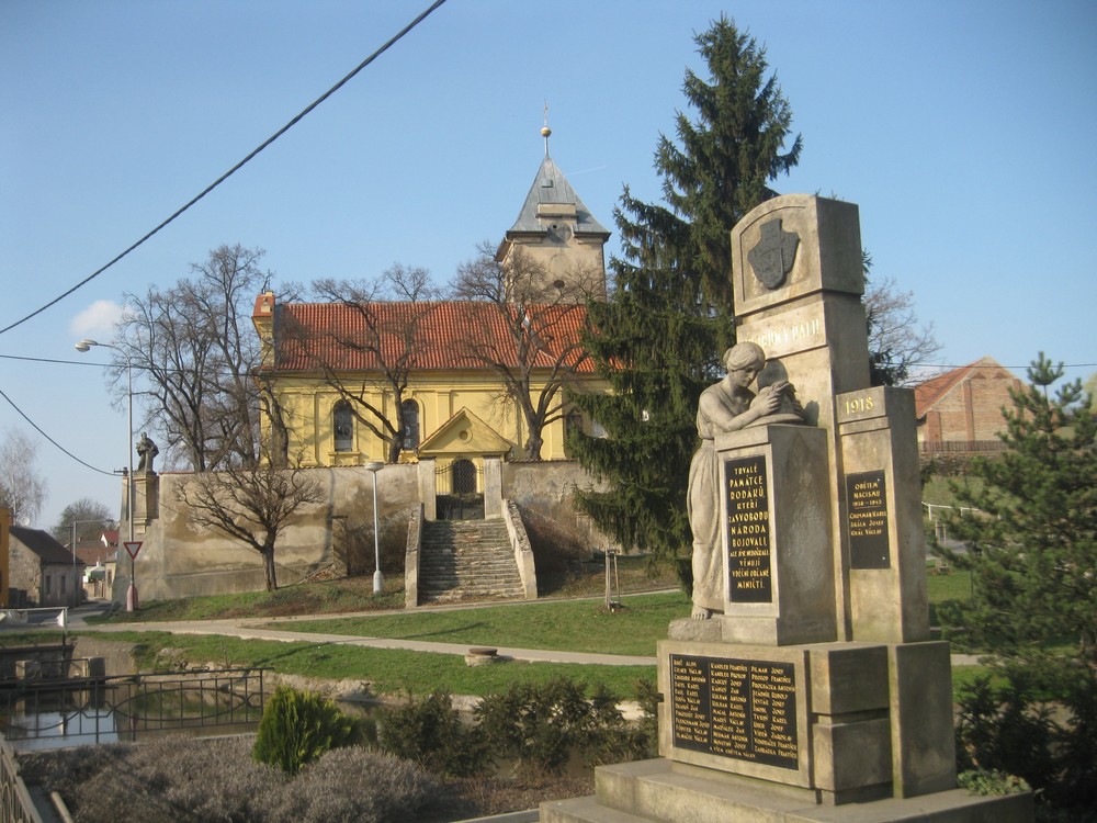 Pomník padlých, v pozadí kostel