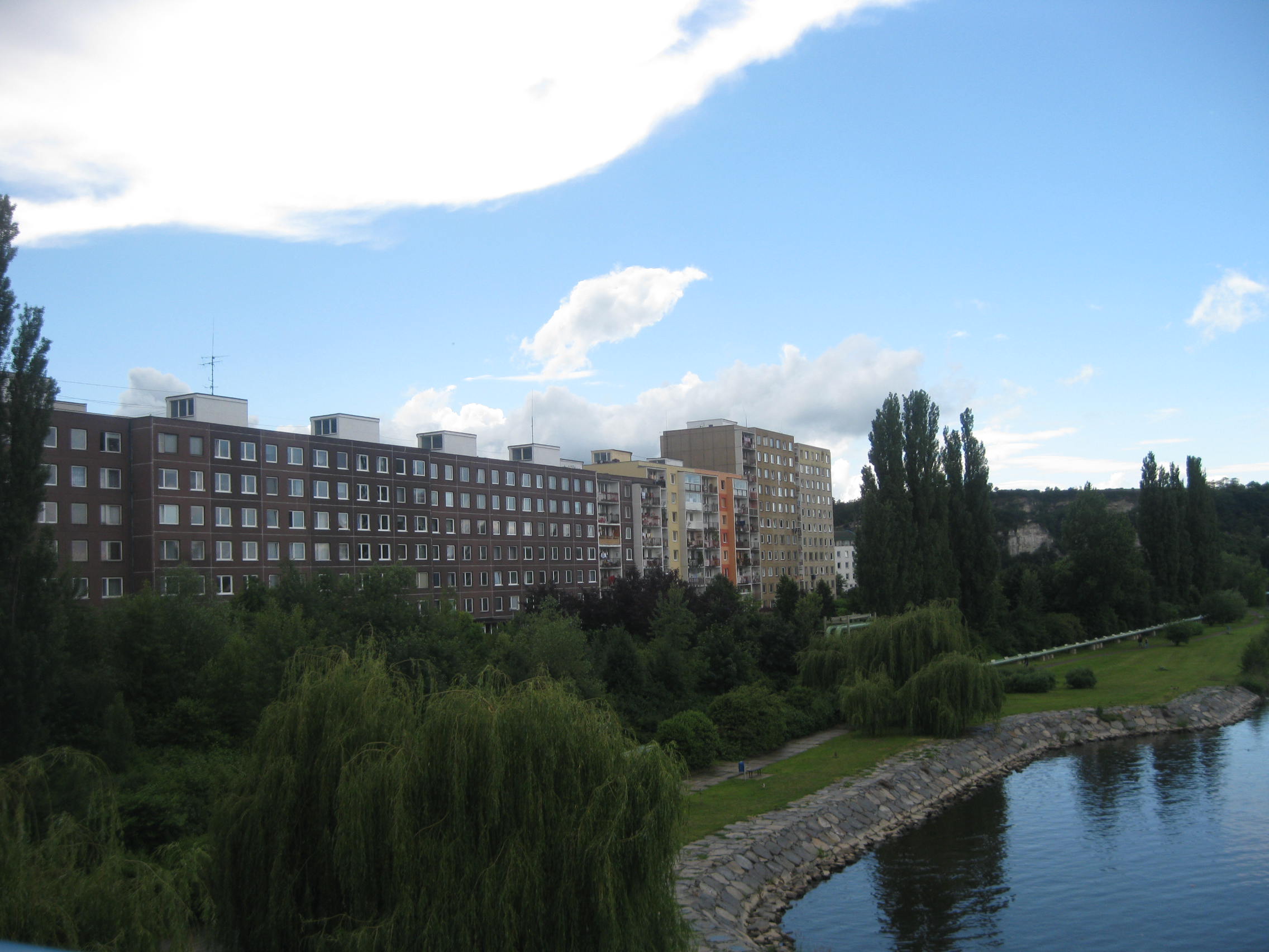 Pohled na levý břeh Vltavy a část sídliště Cukrovar