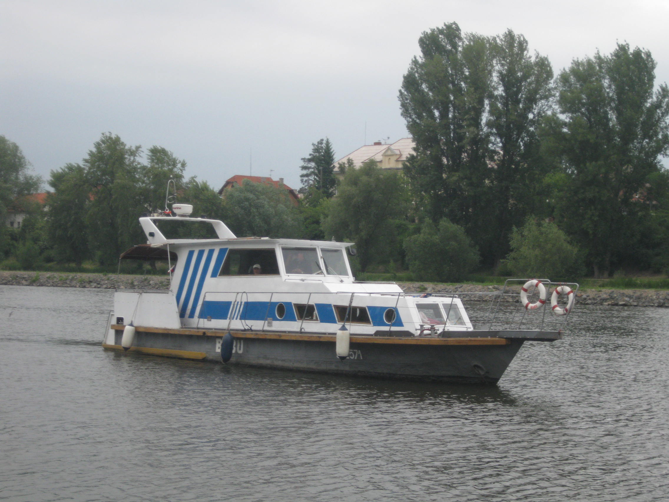 Vltava v pozadí nábřeží Josefa Holuba