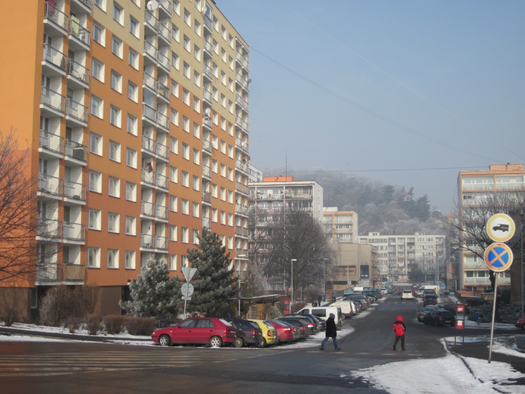 Hennigsdorfská ul. v zimě, v pozadí Hostibejk