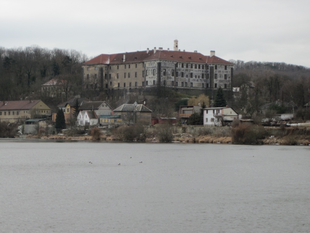 Zámek Nelahozeves z pravého břehu Vltavy