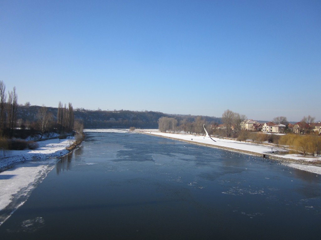 Plující ledy na Vltavě, v pozadí tůně