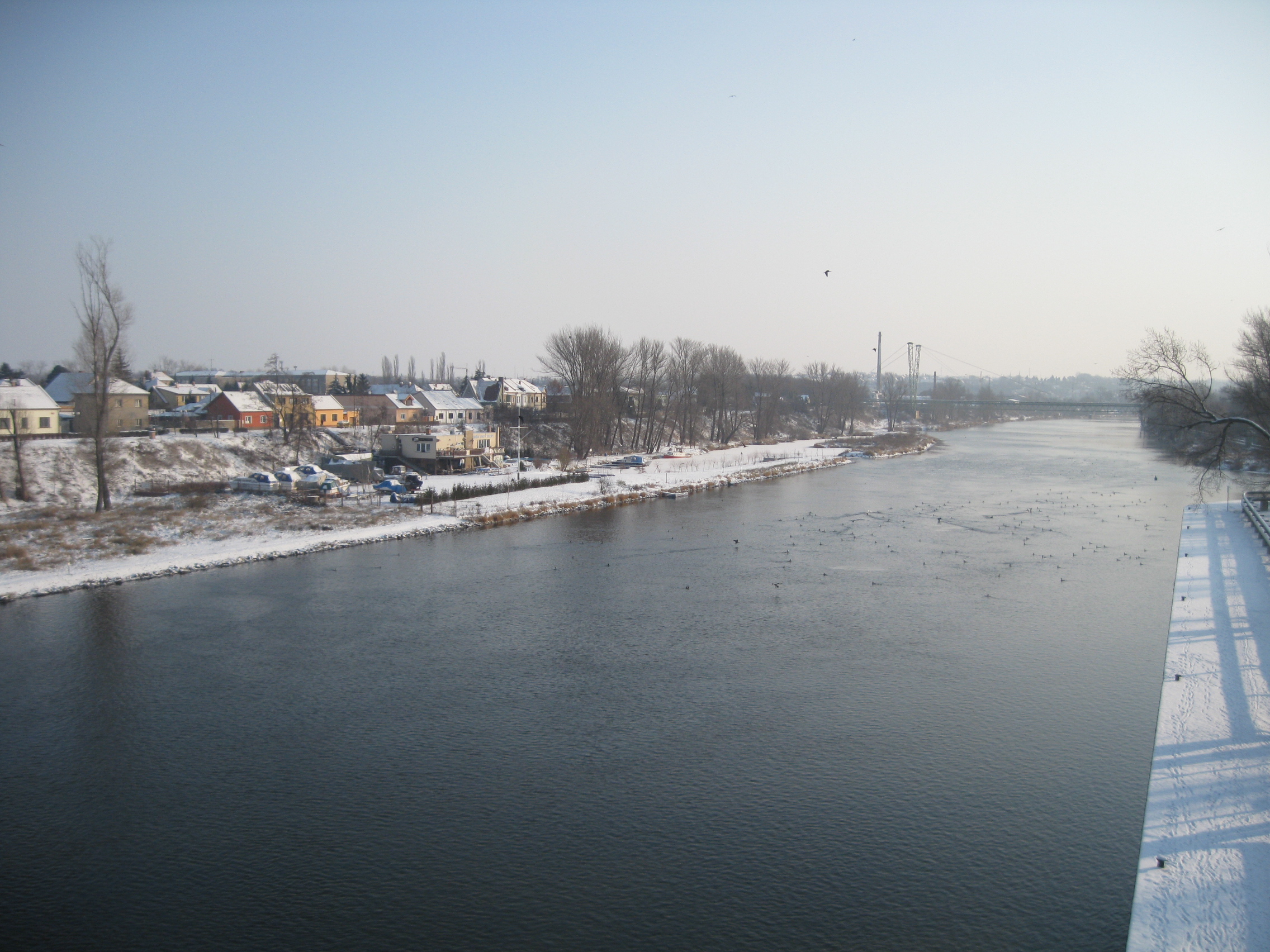 Zimní Vltava v pozadí nábřeží Jana Rysa a loděnice Kotva