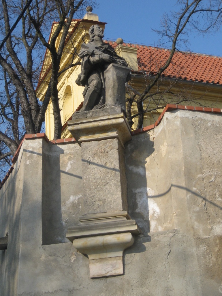 socha sv. Jana Nepomuckého u kostela