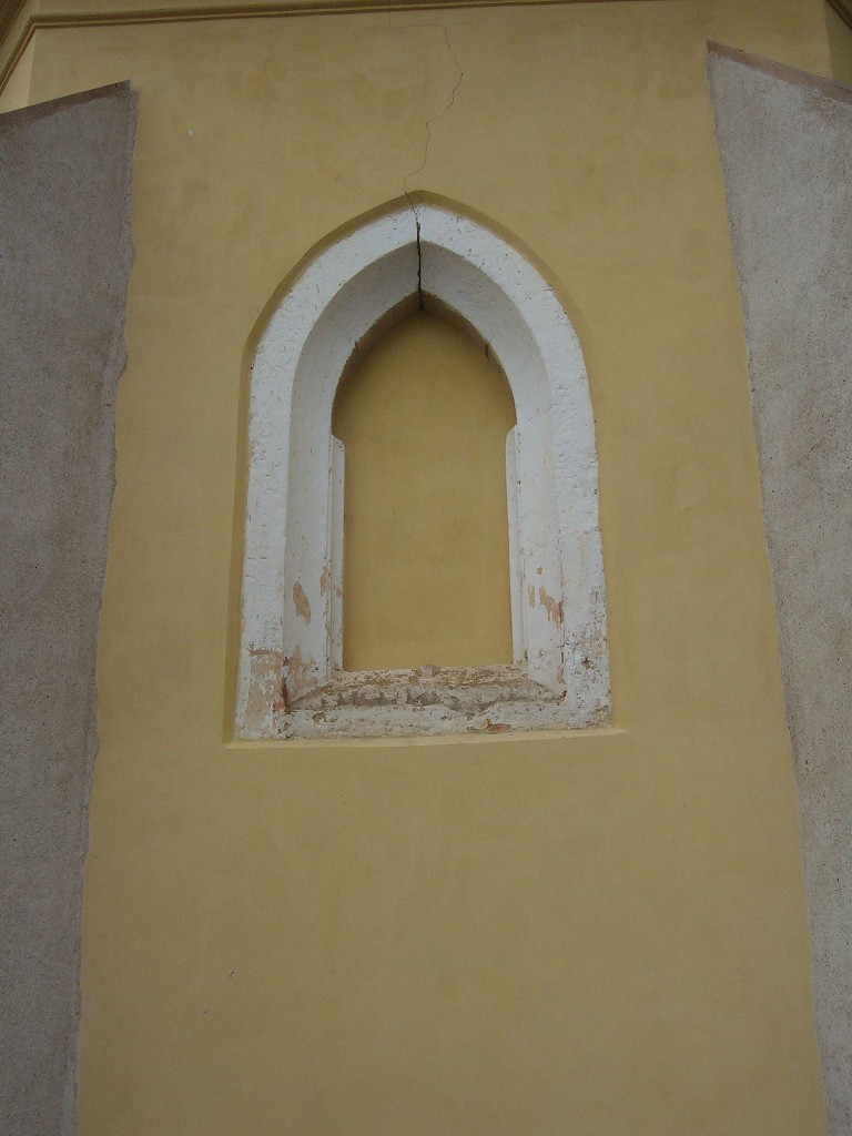 Gotické okno v presbytáři minického kostela