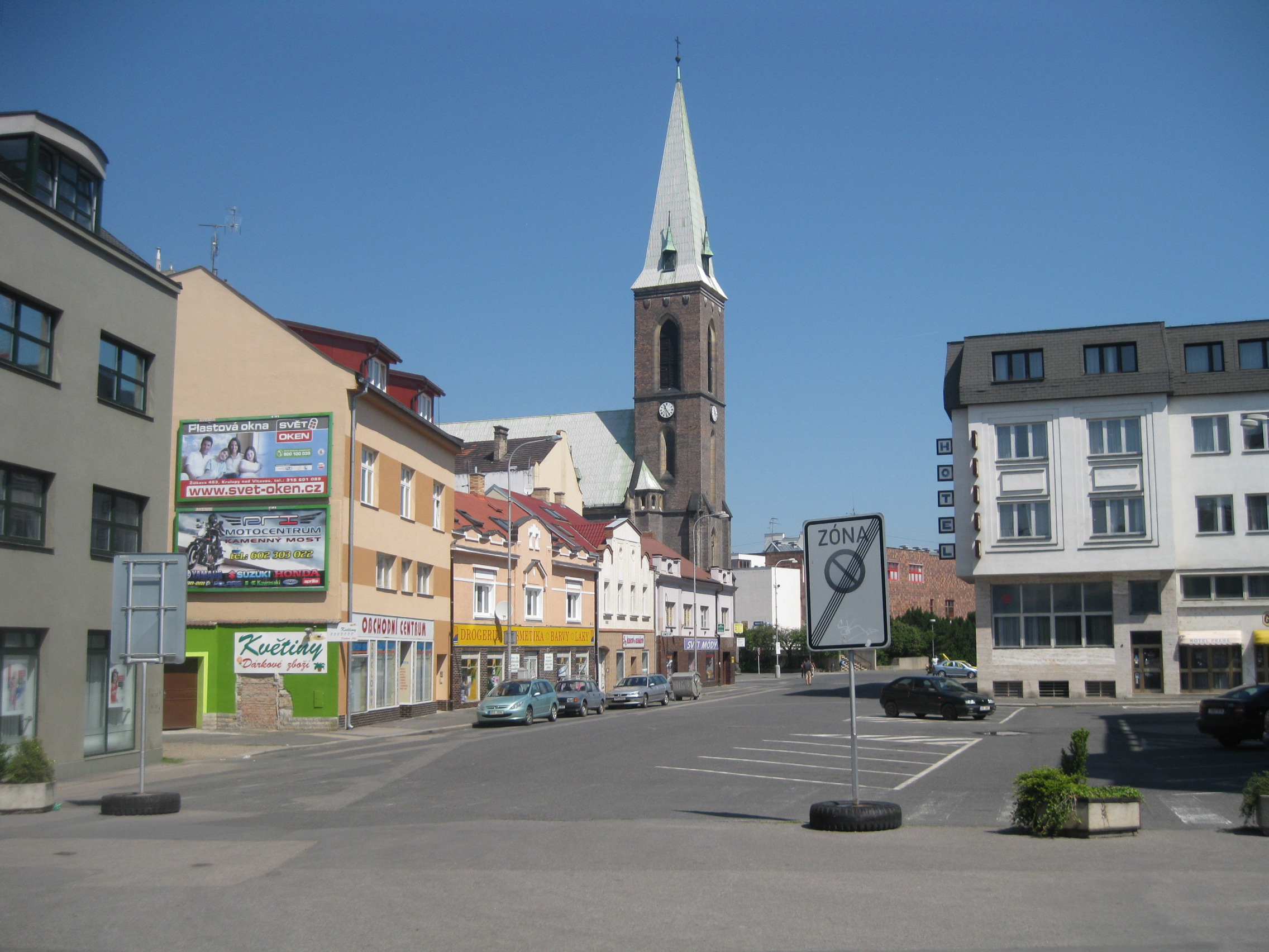 Pohled na kostel od náměstí