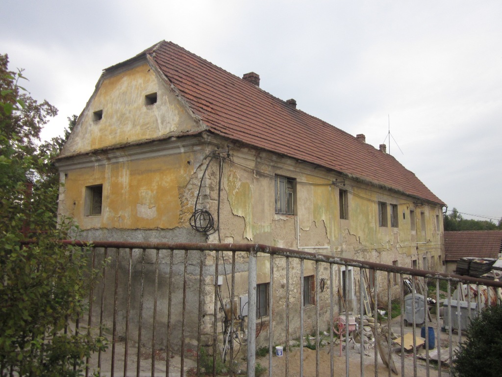 Pozůstatek mikovického panského dvora, na tomto místě stával zámek