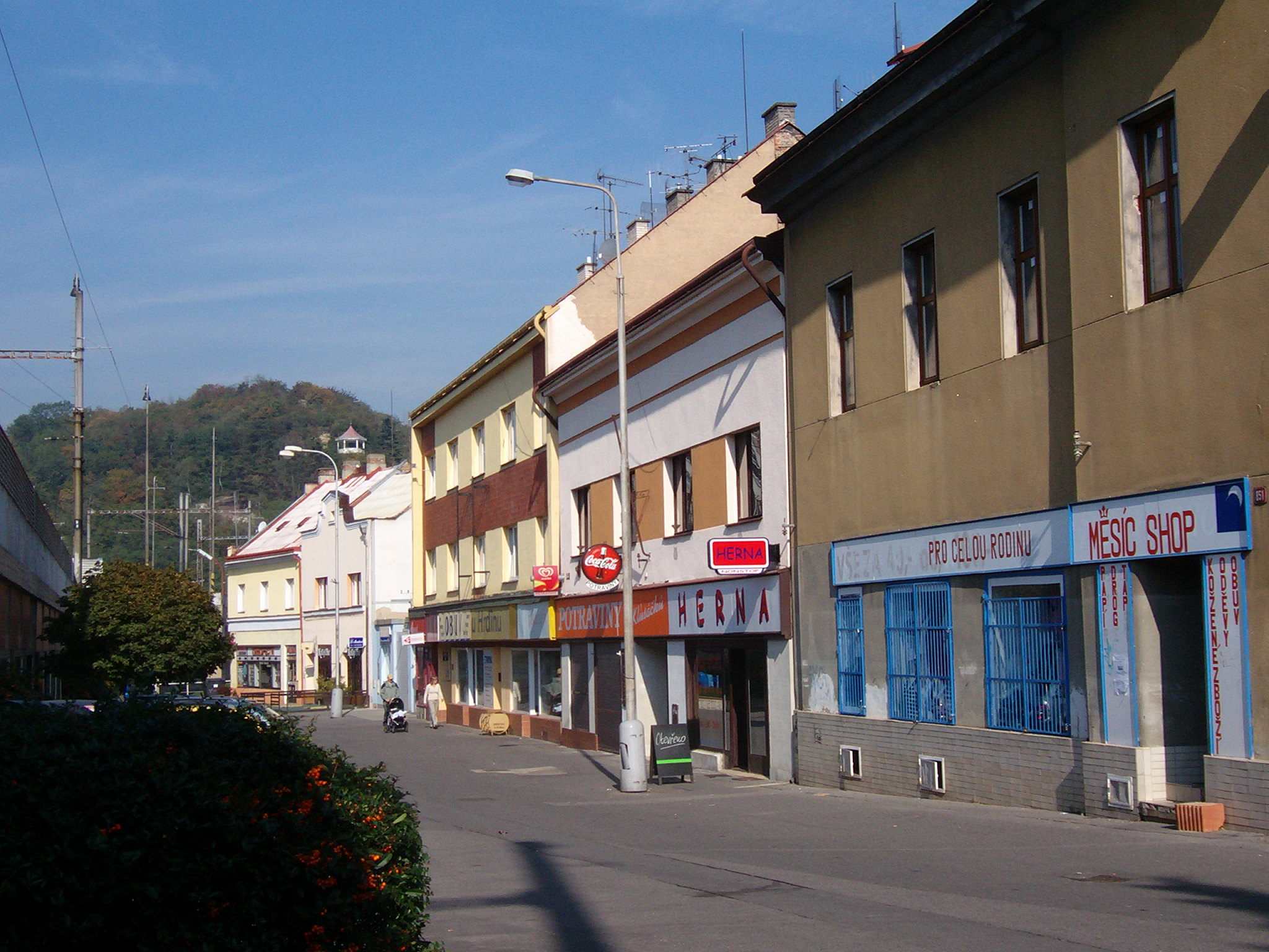 Pěší zona Jungmannova ulice v pozadí vrch Hostibejk