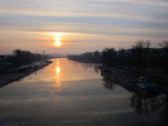 slunce nad řekou