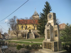 Pomník padlých v pozadí kostel sv. Jakuba Většího